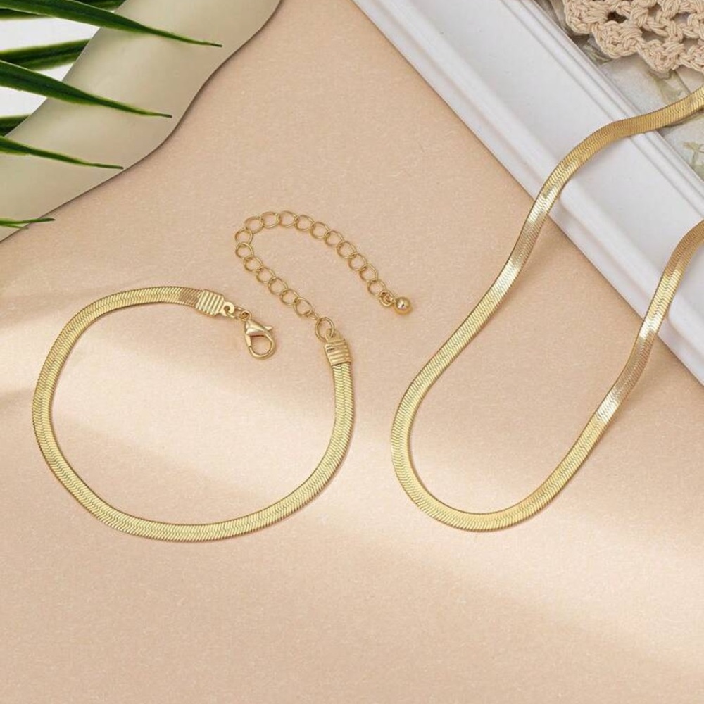 Elegant Gold Necklace and Bracelet Set - Picture 2 of 3